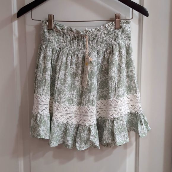 Sage green and white floral lace mini skirt - Picture 1 of 5